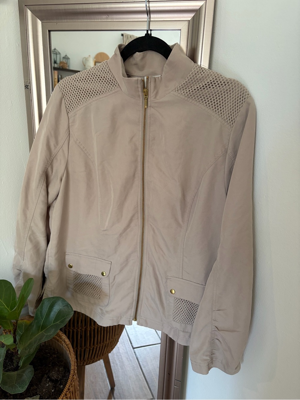 Chico’s Zenergy Jacket Size 2 (approx 12) Beige Mesh Trim Full Zip